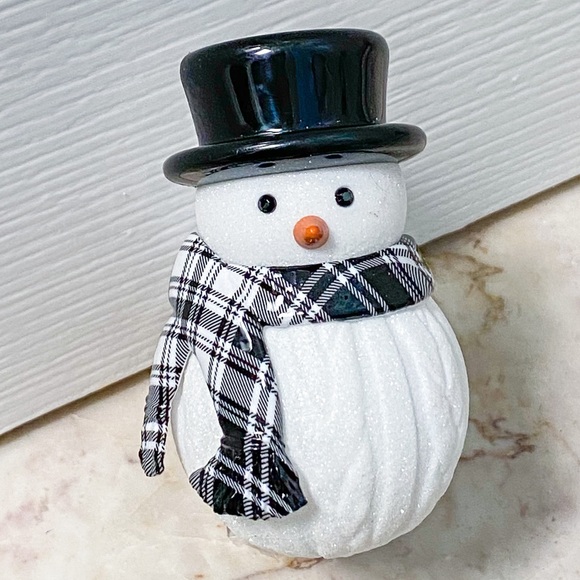 Bath & Body Works Other - BRAND NEW Bath & Body Works Knit Snowman Nightlight Wallflower Scent Control